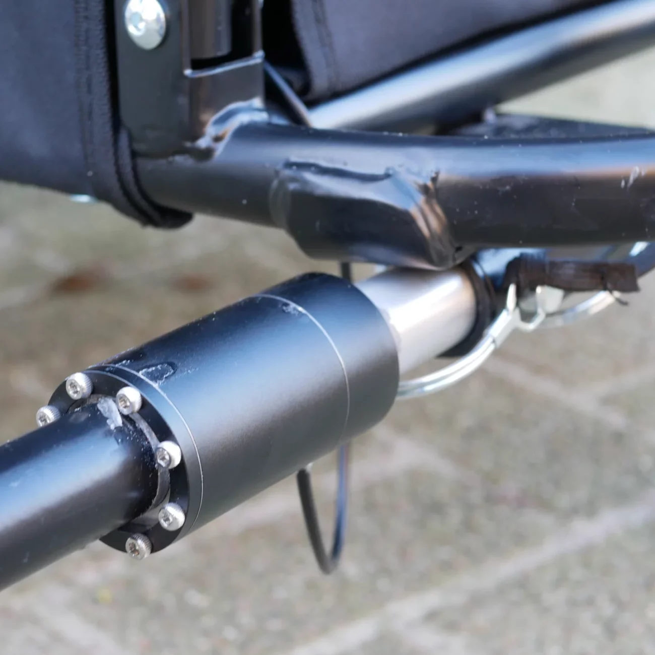 Bicycle trailer equipped with integrated pulling force sensor